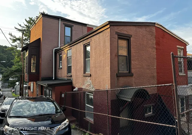 Photo 3 of Single family home for sale at 729 W Norwegian St, Pottsville, PA 17901 | MLS# PM-143019 | Listing updated on 2026-07-14