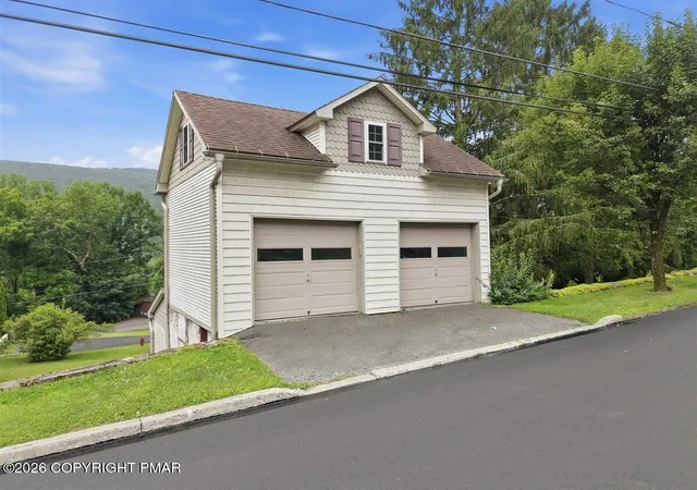 Photo 3 of Single family home for sale at 722 South Ave, Jim Thorpe, PA 18229 | MLS# PM-143726 | Listing updated on 2026-09-25