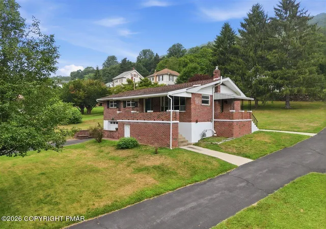 Photo 4 of Single family home for sale at 722 South Ave, Jim Thorpe, PA 18229 | MLS# PM-143726 | Listing updated on 2026-09-25