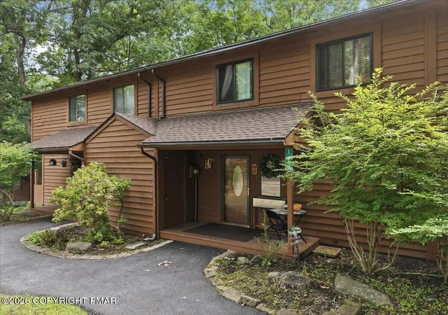 Photo 2 of Townhouse for sale at 123 Meadow View Ct, Bushkill, PA 18324 | MLS# PM-143163 | Listing updated on 2026-09-05