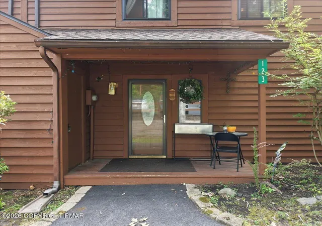 Photo 3 of Townhouse for sale at 123 Meadow View Ct, Bushkill, PA 18324 | MLS# PM-143163 | Listing updated on 2026-09-05