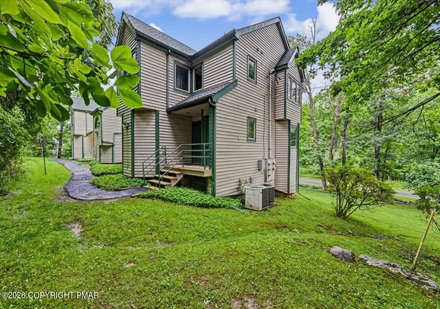 Listing Photo 3 - Condo for sale in building located at 324 Holw Rd, East Stroudsburg, PA 18302