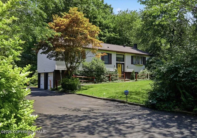 Photo 2 of Single family home for sale at 3 Devonshire Ln, Mount Pocono, PA 18344 | MLS# PM-143276 | Listing updated on 2026-07-23