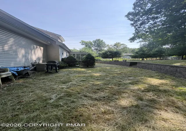 Photo 4 of Single family home for sale at 174 Pasquin Dr, East Stroudsburg, PA 18301 | MLS# PM-143543 | Listing updated on 2026-10-09