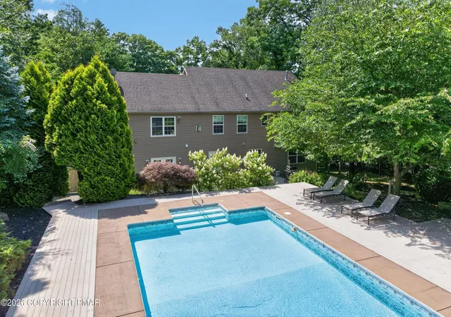 Photo 4 of Single family home for sale at 121 Chatham Hl Rd, Stroudsburg, PA 18360 | MLS# PM-143354 | Listing updated on 2026-08-31
