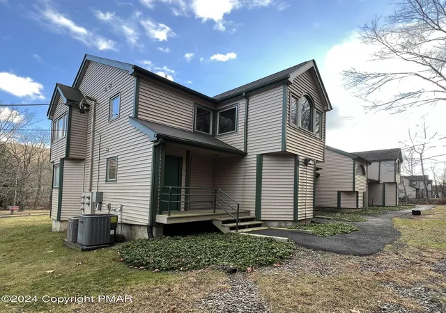 Listing Photo 4 - Condo for sale in building located at 316 Holw Rd, East Stroudsburg, PA 18302