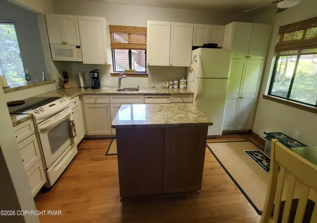 Photo 3 of Townhouse for sale at 117 Meadow View Ct, Bushkill, PA 18324 | MLS# PM-143331 | Listing updated on 2026-08-18