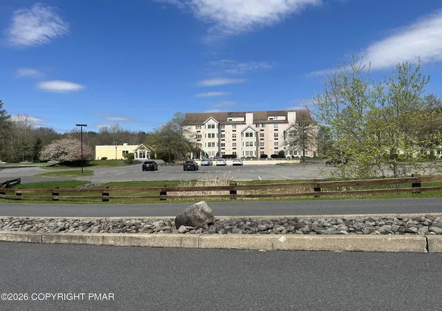 Listing Photo 2 - Condo for sale in building located at 3 Vlg Cir, Stroudsburg, PA 18360 - Unit #403
