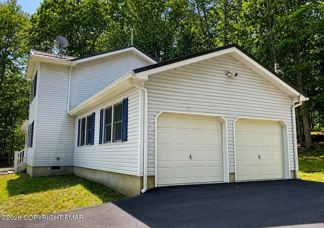 Photo 3 of Single family home for sale at 16 Flagstone Ln, East Stroudsburg, PA 18302 | MLS# PM-143374 | Listing updated on 2026-09-19