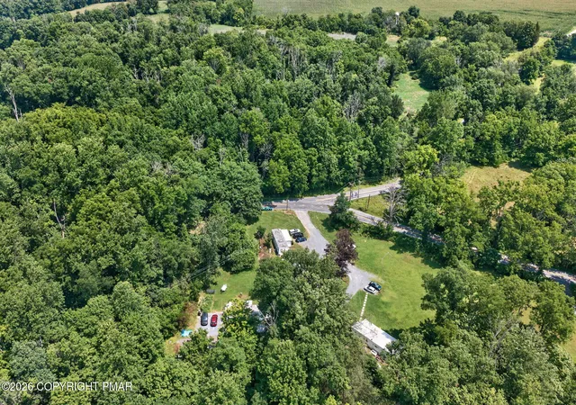 Listing Photo 2 - Condo for sale in building located at 261 Schipps Ln, Mount Bethel, PA 18343 - Unit #