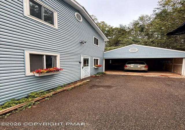 Photo 3 of Single family home for sale at 304 Leaf St, Tobyhanna, PA 18466 | MLS# PM-143576 | Listing updated on 2026-09-11