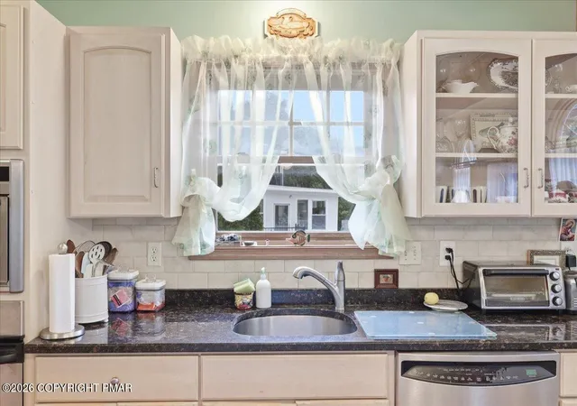 Photo 4 of Single family home for sale at 906 Horizon Dr, Stroudsburg, PA 18360 | MLS# PM-143661 | Listing updated on 2026-10-14