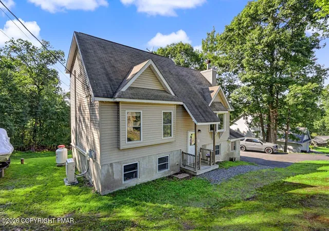 Photo 3 of Single family home for sale at 476 Bernadine Dr, Stroudsburg, PA 18360 | MLS# PM-143717 | Listing updated on 2026-09-10