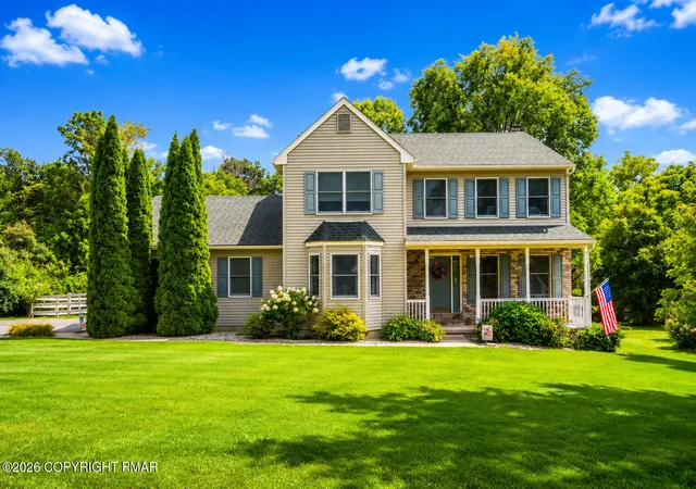 Photo 2 of Single family home for sale at 4006 Crst View Dr, Stroudsburg, PA 18360 | MLS# PM-143800 | Listing updated on 2026-08-25