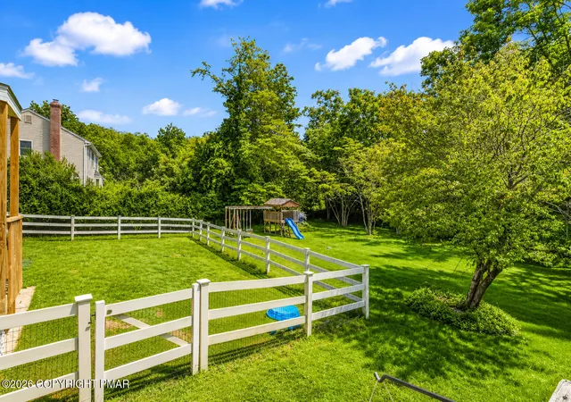 Photo 4 of Single family home for sale at 4006 Crst View Dr, Stroudsburg, PA 18360 | MLS# PM-143800 | Listing updated on 2026-08-25