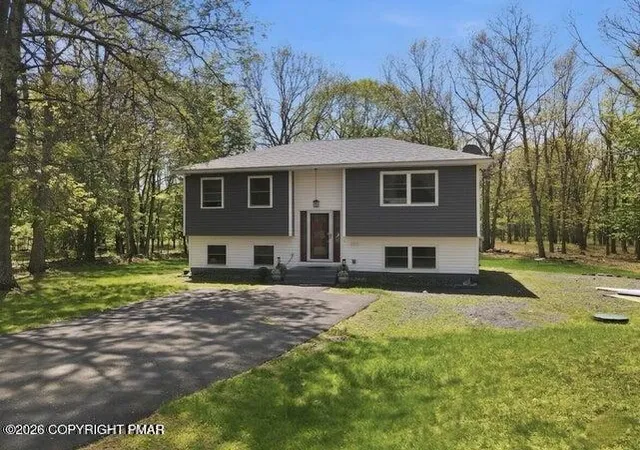 Photo 4 of Single family home for sale at 208 Depue Cir, Bushkill, PA 18324 | MLS# PM-143802 | Listing updated on 2026-08-10