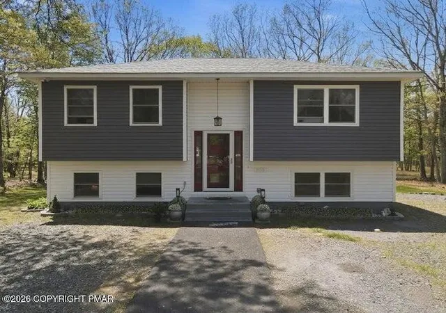 Photo 5 of Single family home for sale at 208 Depue Cir, Bushkill, PA 18324 | MLS# PM-143802 | Listing updated on 2026-08-10
