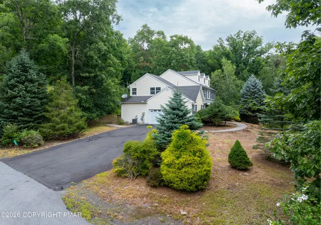 Photo 3 of Single family home for sale at 208 Fazio Way, East Stroudsburg, PA 18302 | MLS# PM-143808 | Listing updated on 2026-09-06