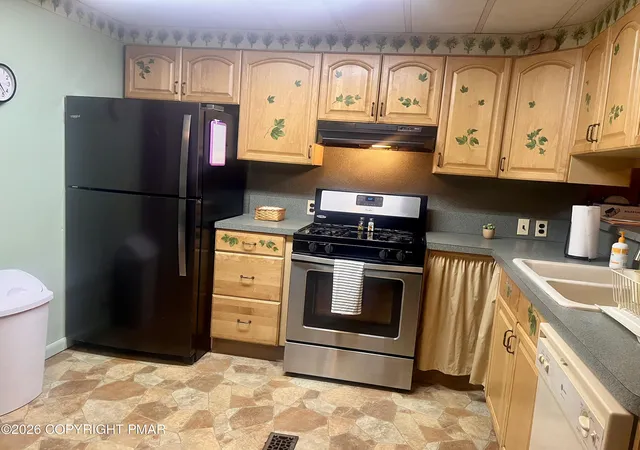 Photo 3 of Manufactured home for sale at 211 Baabe Ln, Stroudsburg, PA 18360 | MLS# PM-144078 | Listing updated on 2026-09-30