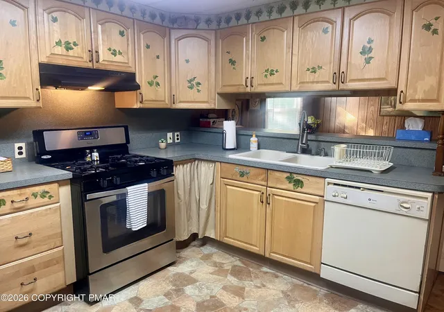 Photo 3 of Manufactured home for sale at 211 Baabe Ln, Stroudsburg, PA 18360 | MLS# PM-144078 | Listing updated on 2026-09-30