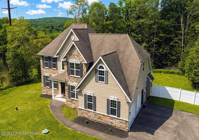 Photo 4 of Single family home for sale at 129 Doria Dr, Blakeslee, PA 18610 | MLS# PM-143927 | Listing updated on 2026-08-14
