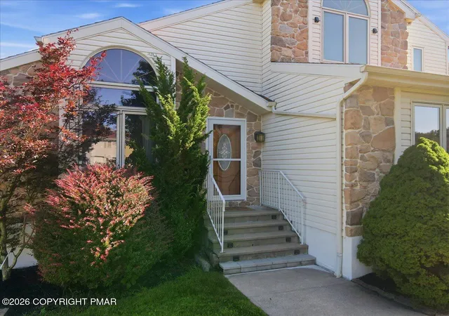 Photo 2 of Sale Pending at 89 Northpark Dr E, East Stroudsburg, PA 18302 | MLS# PM-144098 | Listing updated on 2026-09-20