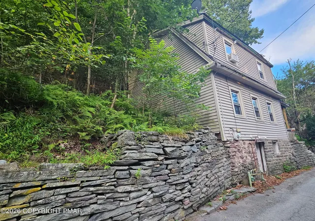 Photo 3 of Single family home for sale at 455 Riverside Dr, Honesdale, PA 18431 | MLS# PM-144039 | Listing updated on 2026-10-05