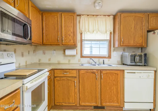 Photo 4 of Manufactured home for sale at 161 Buttonwood Ct, East Stroudsburg, PA 18301 | MLS# PM-144135 | Listing updated on 2026-09-15