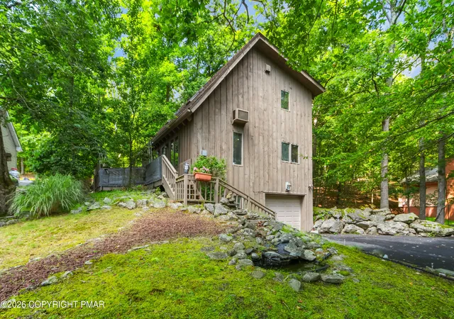 Photo 2 of Single family home for sale at 424 Saunders Dr, Bushkill, PA 18324 | MLS# PM-144331 | Listing updated on 2026-09-01