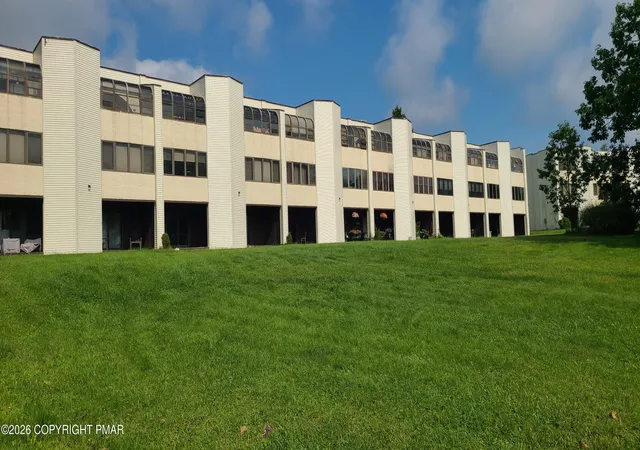 Listing Photo 2 - Condo for sale in building located at 146 Foxfire Dr, Mount Pocono Boro, PA 18344 - Unit #APT 203