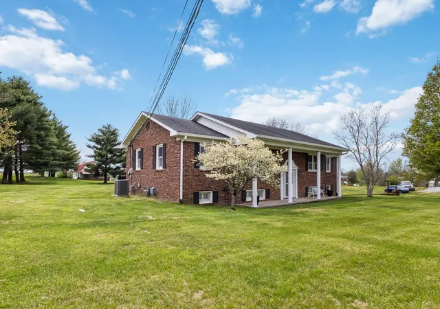 Photo 3 of Single family home for sale at 1141 Danville Rd, Lancaster, KY 40444 | MLS# 25009315 | Listing updated on 2025-10-21