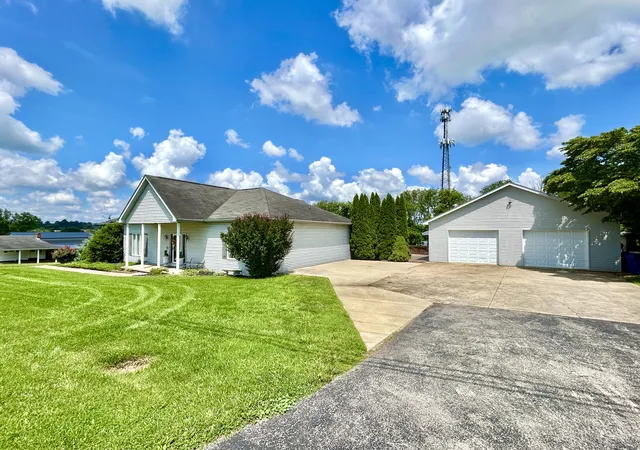Photo 3 of Single family home for sale at 400 Oak Hl Rd, Somerset, KY 42503 | MLS# 25013311 | Listing updated on 2026-01-23