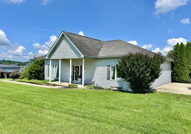 Photo 4 of Single family home for sale at 400 Oak Hl Rd, Somerset, KY 42503 | MLS# 25013311 | Listing updated on 2026-01-23