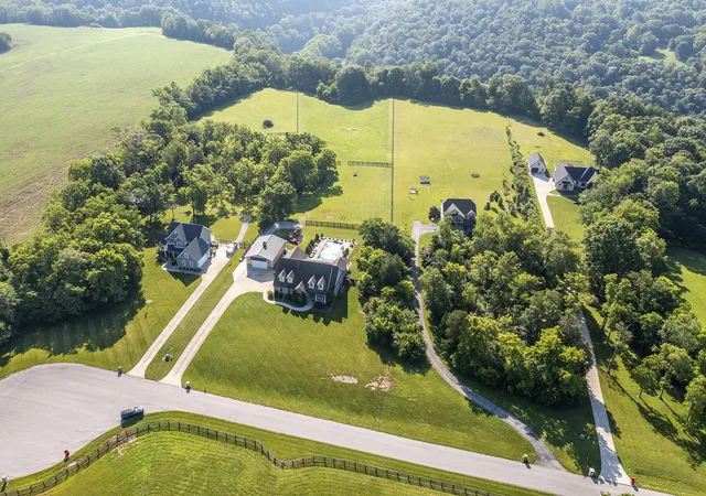 Photo 1 of Single family home for sale at 520 Chrisman Oaks Trail, Nicholasville, KY 40356 | MLS# 25013127 | Listing updated on 2025-11-18