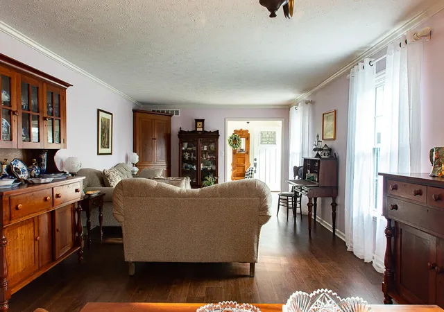 Photo 4 of Single family home for sale at 2100 Crystal Creek Dr, Frankfort, KY 40601 | MLS# 25000254 | Listing updated on 2025-10-28