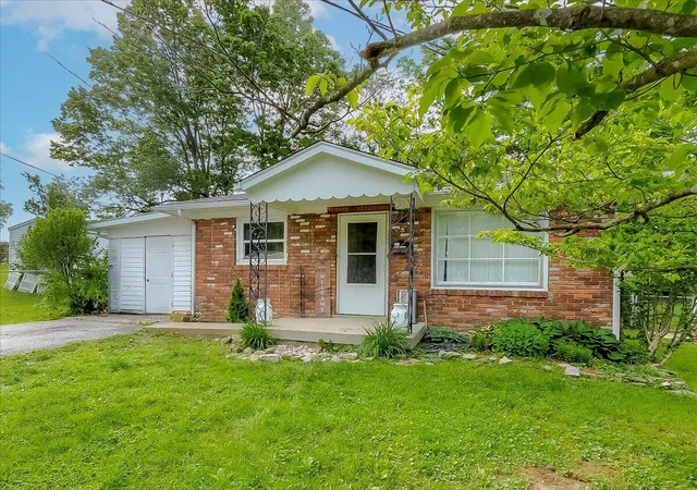 Photo 2 of Single family home for sale at 149 Willis Ave, Frankfort, KY 40601 | MLS# 25010390 | Listing updated on 2025-11-19