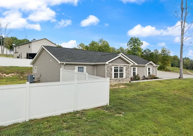 3rd image of 28 Malibu Dr, Corbin, KY 40701 | MLS# 25003008