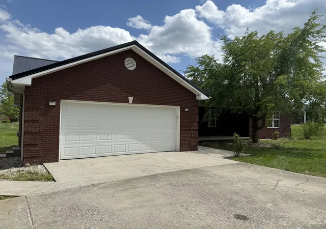 Photo 2 of Single family home for sale at 752 Keithshire Dr, London, KY 40744 | MLS# 25009695 | Listing updated on 2025-09-12