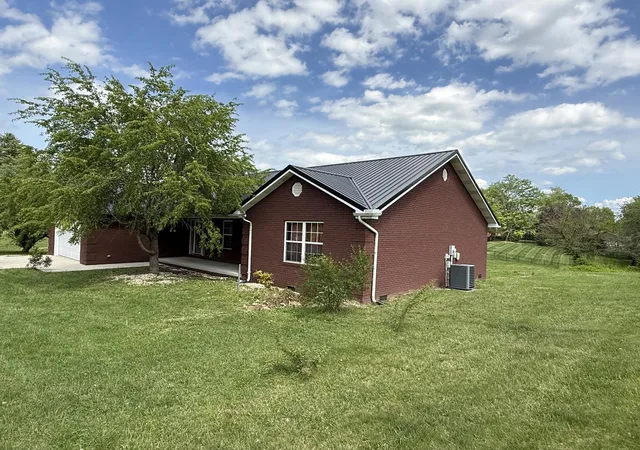 Photo 4 of Single family home for sale at 752 Keithshire Dr, London, KY 40744 | MLS# 25009695 | Listing updated on 2025-09-12