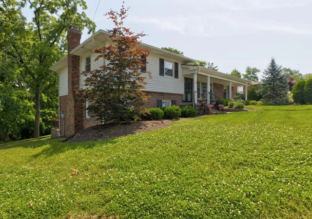 Photo 3 of Single family home for sale at 5 Fairwood Ln, Winchester, KY 40391 | MLS# 25014569 | Listing updated on 2025-09-12