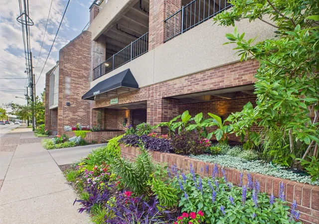2nd image of 355 S Broadway, Lexington, KY 40508