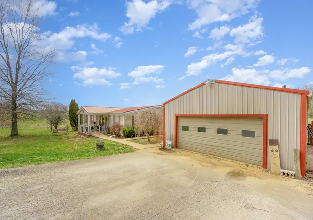 Photo 3 of Sale Pending at 360 N Middletown Rd, Winchester, KY 40391 | MLS# 25005577 | Listing updated on 2025-09-12