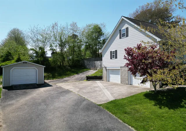 Photo 2 of Single family home for sale at 121 Clay Lucas Dr, London, KY 40744 | MLS# 25007869 | Listing updated on 2025-10-24