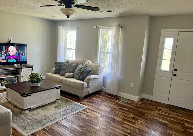 Photo 3 of Single family home for sale at 121 Clay Lucas Dr, London, KY 40744 | MLS# 25007869 | Listing updated on 2025-10-24