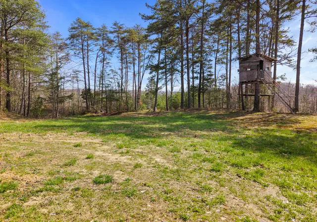 Photo 3 of House for sale at 1085 W Adkins Arthur Rd, Somerset, KY 42501 | MLS# 25006894 | Listing updated on 2025-09-12