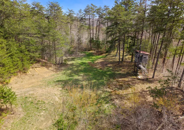 Photo 4 of House for sale at 1085 W Adkins Arthur Rd, Somerset, KY 42501 | MLS# 25006894 | Listing updated on 2025-09-12