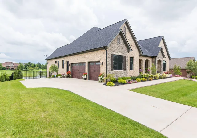 Photo 3 of Single family home for sale at 121 Lamplight Landing, Nicholasville, KY 40356 | MLS# 24019256 | Listing updated on 2025-09-12