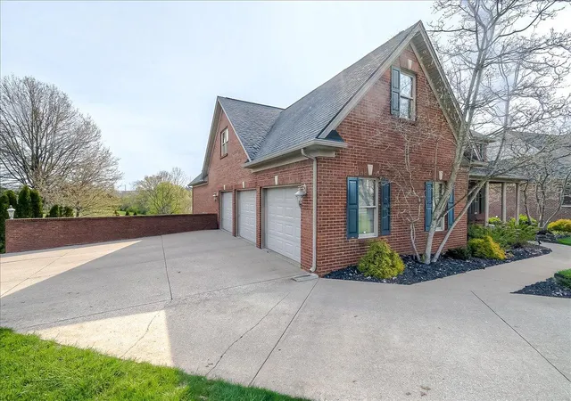 Photo 4 of Single family home for sale at 1239 Kimbel Dr, Frankfort, KY 40601 | MLS# 25007612 | Listing updated on 2025-12-31