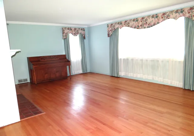 Photo 3 of Single family home for sale at 444 Pleasantwood Dr, Danville, KY 40422 | MLS# 25013454 | Listing updated on 2025-10-30