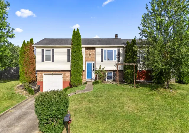 Photo 2 of Single family home for sale at 556 Lakeview Cir, Mount Sterling, KY 40353 | MLS# 25015272 | Listing updated on 2025-10-04
